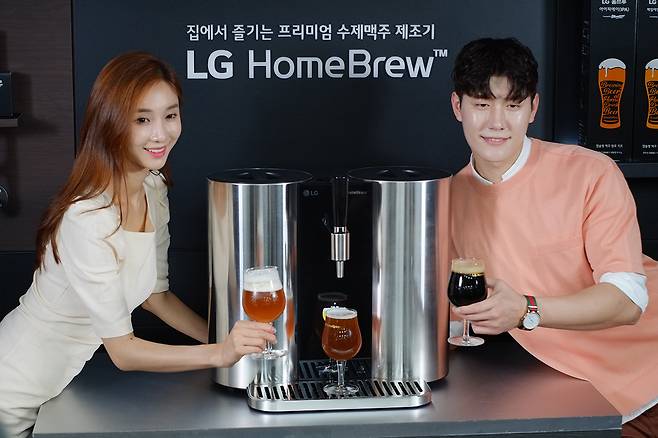 LG전자가 수제 맥주 제조기 홈브루를 공개했다.