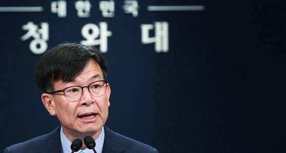 김상조 대통령 정책실장은 지난 14일 청와대에서 열린 최저임금 인상 관련 언론 브리핑에서 소득주도성장 정책의 폐기와 포기는 없다는 입장을 밝혔다. 그런데 현장에서는 아우성이 들린다. [청와대사진기자단]