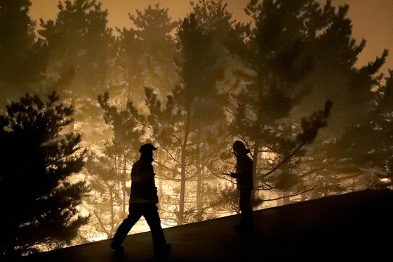 지난 4월 초 강원도 고성에서 발생한 산불이 강풍을 타고 인근 속초까지 번져 장사동 인근에서 소방관들이 진압 작업을 하고 있다. [중앙포토]