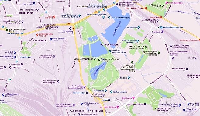 뉘른베르크 조차역(왼쪽 아래) 가까이 한 다스의 호수(가운데 윗부분)가 있다. 큰 한다스 호수(großer Dutzendteich)의 호반에 나치전당대회장이 있다.그림=Google map