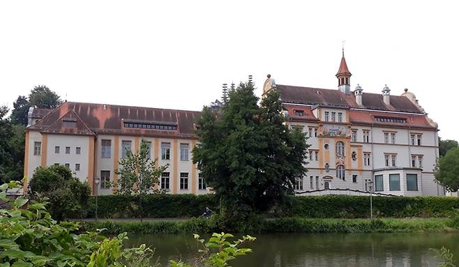 밤베르크의 도심 바깥을 흐르는 레그니츠 강 주변에는 아름다운 집들이 늘어서 있다.