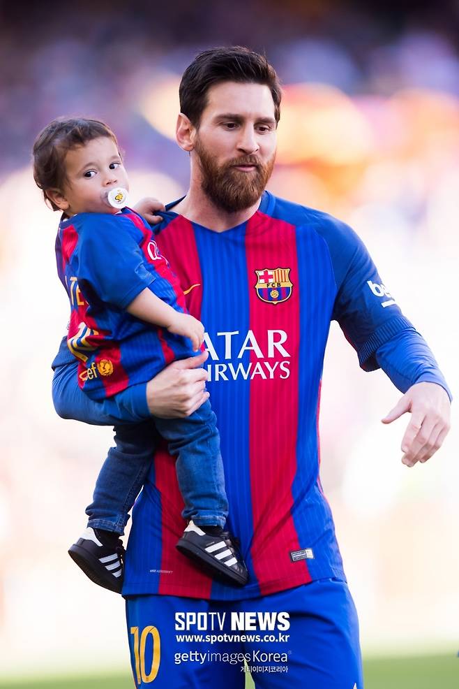 ▲ 2017년의 마테오(왼쪽)와 레오 메시.