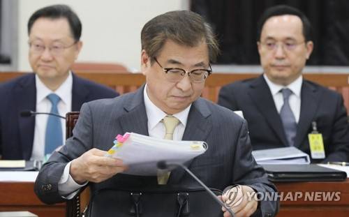 자료 꺼내는 서훈 국가정보원장 (서울=연합뉴스) 김주형 기자 = 서훈 국가정보원장이 16일 오전 열린 국회 정보위원회 전체회의에 참석해 자리에 앉아 자료를 꺼내고 있다. 왼쪽은 서동구 1차장, 오른쪽은 김상균 2차장. 2019.7.16 kjhpress@yna.co.kr