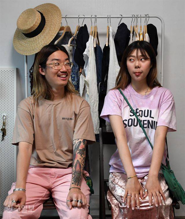 평소 ‘시밀러룩’ 즐겨 입는 커플 박영준(왼쪽)씨와 심민씨. 분홍색으로 색깔을 통일하되 소재로 변주를 줬다.  서재훈 기자