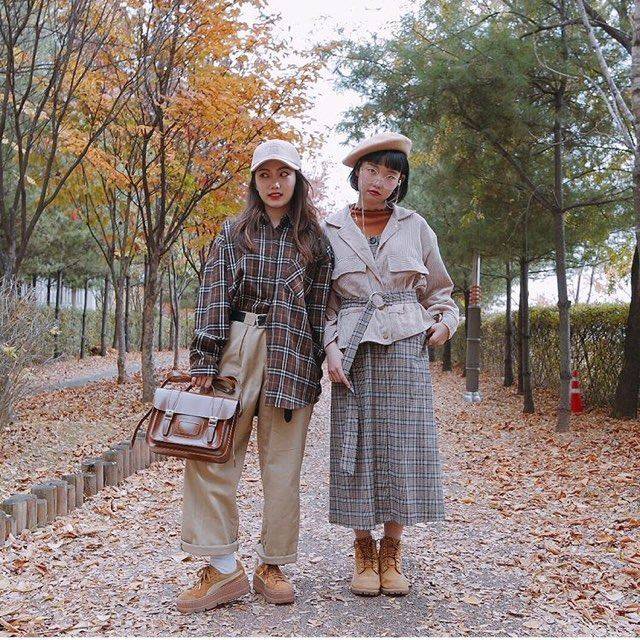 패션 유튜버 안형인(왼쪽)씨가 체크 무늬와 베이지 색을 기본으로 친구와 맞춰 입은 가을 시밀러룩. 안형인씨 제공