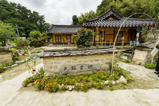 창녕 조씨 종가 사랑채 입구 담에 ‘홍운탁월(烘雲拓月)’이라는 글씨가 새겨져 있다.