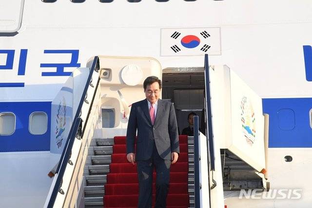 【서울=뉴시스】15일(현지시간) 타지키스탄에 도착한 이낙연 국무총리의 모습. 이 총리는 13~22일 방글라데시, 타지키스탄, 키르기스스탄, 카타르 4개국을 순방한다. 2019.07.17. (사진=이낙연 총리 페이스북) photo@newsis.com