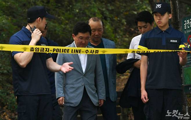 자유한국당 김용태 의원이 16일 오후 정두언 전 새누리당(자유한국당 전신) 의원이 숨진 채 발견된 서대문구 홍은동의 한 야산 현장에서 나오고 있다. 이한형기자