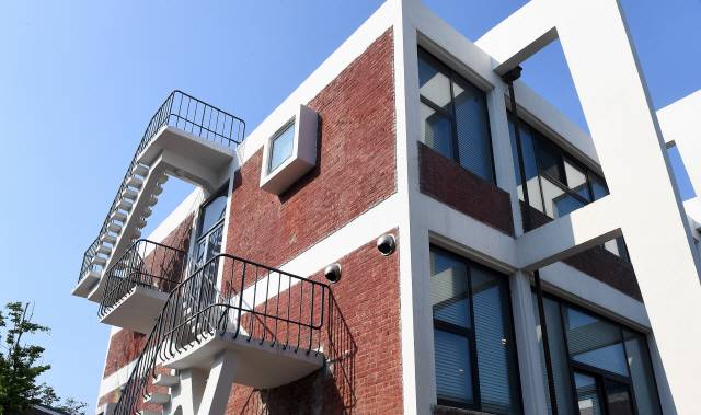 기둥도, 계단도 모두 아랑곳않는듯 바깥으로 나와있다. /이호재기자