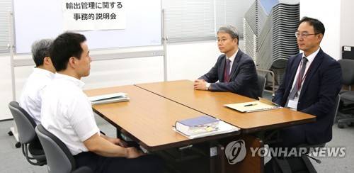 마주 앉은 한·일 '수출 규제' 실무 협의 대표들 (도쿄=연합뉴스) 김병규 특파원 = 일본 정부의 한국 수출 규제 강화 조치와 관련한 양국 과장급 첫 실무회의에 참석한 산업통상자원부의 전찬수 무역안보과장(오른쪽부터)·한철희 동북아 통상과장이 12일 도쿄 지요다구 경제산업성 별관 1031호실에서 일본 측 대표인 이와마쓰 준(岩松潤) 무역관리과장·이가리 가쓰로(猪狩克郞) 안전보장무역관리과장과 마주 앉아 있다. 2019.7.12 bkkim@yna.co.kr