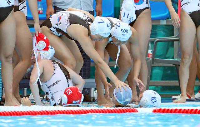 16일 광주 광산구 남부대학교 수구경기장에서 열린 2019 광주세계수영선수권대회 수구 여자부 조별리그 B조 2차전 한국과 러시아의 경기에서 한국 임채영과 이가은이 경기 종료 후 동료선수들을 격려하고 있다. /연합뉴스