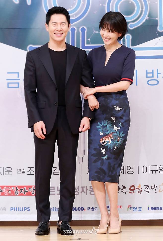 [★포토]이규형 '키 맞춰주는 신동미에 부끄'