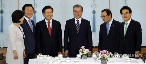 여야 5당 대표와 문 대통령 (서울=연합뉴스) 배재만 기자 = 문재인 대통령이 18일 오후 청와대에서 여야 5당 대표들을 만나고 있다.       왼쪽부터 정의당 심상정 대표, 바른미래당 손학규 대표, 자유한국당 황교안 대표, 문 대통령, 더불어민주당 이해찬 대표, 민주평화당 정동영 대표. 2019.7.18 scoop@yna.co.kr