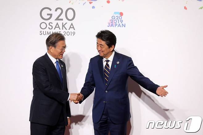 문재인 대통령(왼쪽)과 아베 신조 일본 총리 <자료사진> © AFP=뉴스1