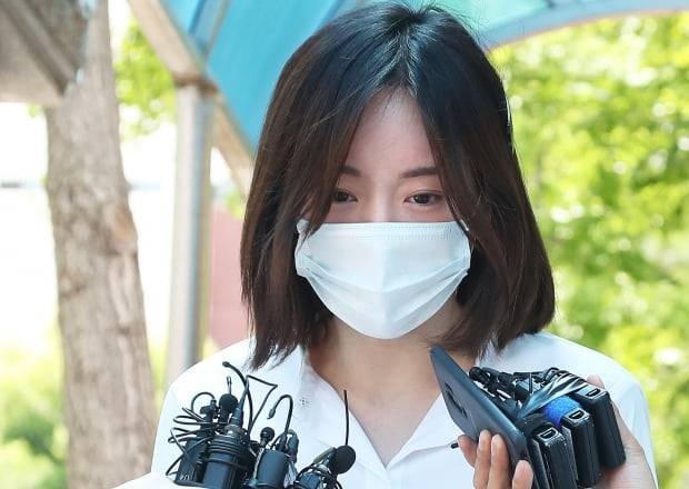 마약 투약 혐의로 구속기소 된 남양유업 창업주 외손녀 황하나(31) 씨가 1심에서 징역 1년에 집행유예 2년을 선고받고 19일 오전 경기도 수원시 팔달구 수원구치소에서 나와 고개를 숙이고 있다./사진=연합뉴스