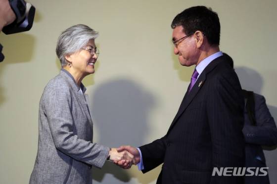 【싱가포르=뉴시스】배훈식 기자 = 2018 아세안지역안보포럼(ARF)에 참석중인 강경화(왼쪽) 외교부 장관이 2일 오후 싱가포르 엑스포 컨벤션센터에서 고노 다로 일본 외무상과 양자회담에 앞서 악수하고 있다. 2018.08.02.   photo@newsis.com  <저작권자ⓒ 공감언론 뉴시스통신사. 무단전재-재배포 금지.>