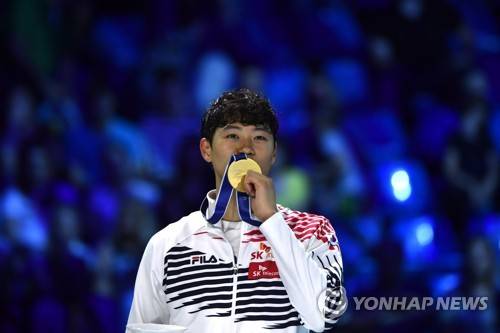 금메달에 입 맞추는 오상욱 [MTI/AP=연합뉴스]