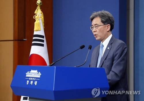 김현종, "일본의 수출규제 조치는" (서울=연합뉴스) 배재만 기자 = 김현종 국가안보실 2차장이 19일 오후 청와대 춘추관 브리핑룸에서 일본의 대(對)한국 수출규제 보복 조치와 관련한 입장을 밝히고 있다. 2019.7.19 scoop@yna.co.kr