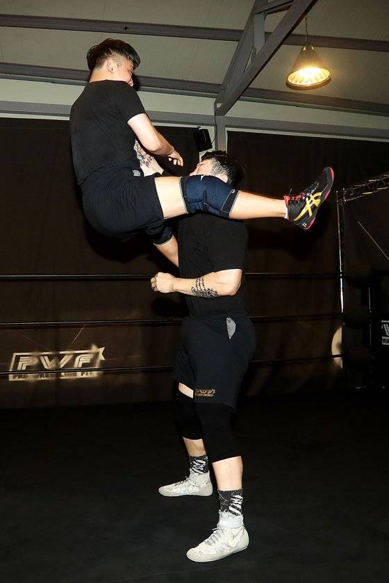 김남석 선수가 리프트 크러쉬박스 기술을 선보이고 있다. 장진영 기자