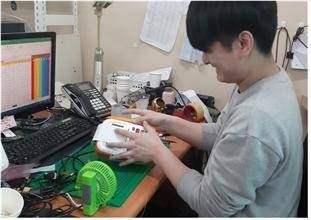 ㈜송우전자에서 산업기능요원으로 복무 중인 심성보 씨가 제품 검수조사를 하는 모습.