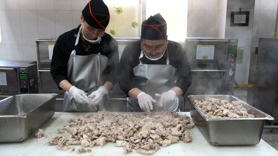 지난 28일 130 기보대대에서 조리병 박진산 일병과 함께 꼬꼬떡국에 들어갈 살코기를 손질해 봤다. 뜨거운 열기가 느껴졌지만 김 일병은 이를 참고 빠르게 손질했다. [영상캡처 = 왕준열 기자]