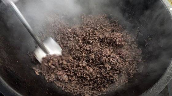 볶음 요리는 대형 솥에 올린 식자재가 타지 않도록 빠르게 섞어줘야 한다. 삽을 쓸 정도로 양이 많고 꽤 무거워 체력과 기술이 필요했다. 가까이 다가서면 뜨거운 열기에 부상 위험도 있다. [영상캡처 = 왕준열 기자]