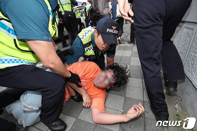 22일 오후 부산 동구 일본 영사관에 대학생으로 보이는 청년 6명이 진입을 시도 했다가 경찰에 검거되고 있다. 이들은 영사관에 들어간 뒤 일본 경제보복에 항의하는 뜻으로 퍼포먼스를 하려다가 경찰에 연행됐다. 2019.7.22/뉴스1 © News1 여주연 기자