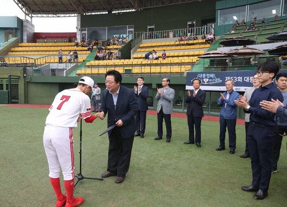 제53회 대통령배 고교야구 전국대회가 개막한 21일 충북 청주종합운동장 야구장에서 개막식이 열리고 있다. 이날 청주고 주장선수와 한범덕 청주시장이 선서를 하고 있다. 우상조 기자