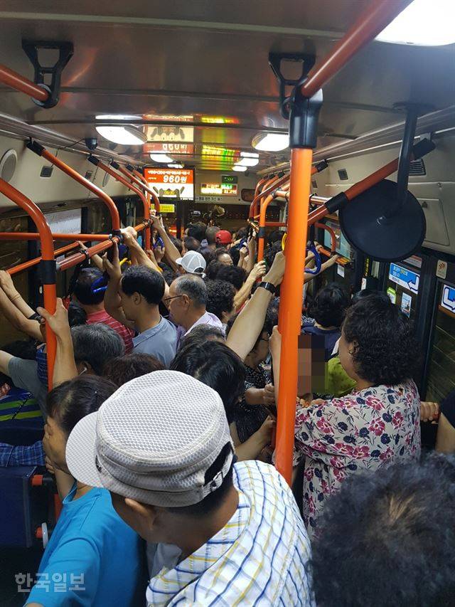 [저작권 한국일보] 22일 오전 4시 50분쯤 6411번 첫 차는 발 디딜 틈이 없을 정도로 승객들로 만원이다. 박진만 기자