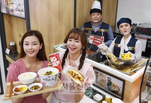 23일 서울 용산구 한남동에 개점한 세븐일레븐의 먹거리 특화 프리미엄 편의점 ‘푸드드림’에서 모델들이 국수와 우동, 어묵 등 즉석식품을 소개하고 있다. 1~2인 가구의 증가를 고려해 만들어진 ‘세븐일레븐 푸드드림’은 국수, 우동 등 즉석음식과 와인, 가정간편식, 생필품 등을 중심으로 다목적 푸드 플랫폼을 제공한다. 2019. 7. 23. 박윤슬 기자 seul@seoul.co.kr 23일 서울 용산구 한남동에 개점한 세븐일레븐의 먹거리 특화 프리미엄 편의점 ‘푸드드림’에서 모델들이 국수와 우동, 어묵 등 즉석식품을 소개하고 있다. 1~2인 가구의 증가를 고려해 만들어진 ‘세븐일레븐 푸드드림’은 국수, 우동 등 즉석음식과 와인, 가정간편식, 생필품 등을 중심으로 다목적 푸드 플랫폼을 제공한다. 2019. 7. 23. 박윤슬 기자 seul@seoul.co.kr