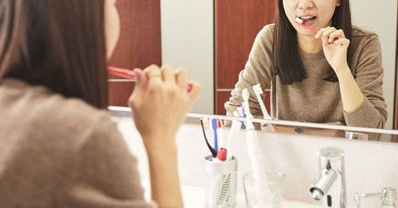 충치는 예방 가능한 질병이다. 평소에 관리를 잘 하면 고통도 돈도 아낄 수 있다. 이를 위해 최소한 하루에 두 번씩 양치질하고, 치실을 활용해 치아 사이에 낀 이물질도 제거해주면 좋다. [중앙포토]