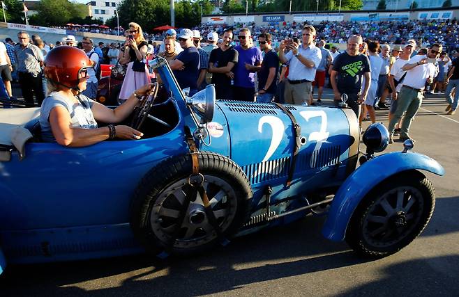 1929년식 부가티 43타입. 옛 방식대로 스페어타이어를 사이드 미러 옆에 달아놓았다. [로이터=연합뉴스]