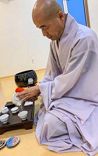 상전 스님이 템플스테이 참가자들에게 줄 차를 따르고 있다. 스님은 “식사시간에는 8할만 먹고 나머지는 음료와 차로 대체하는 생활을 권한다”고 말했다.