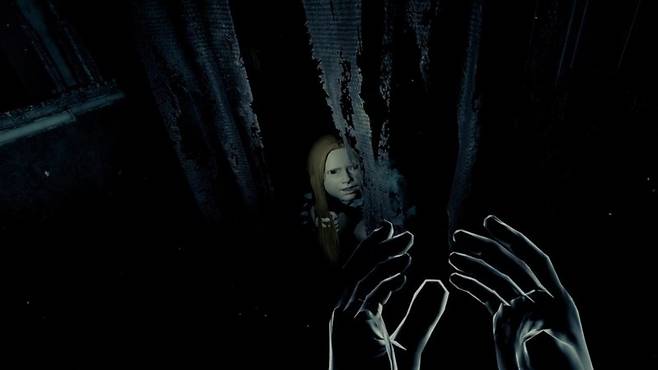 가상현실(VR) 방 탈출 공포 게임 ‘더 도어’의 ‘인형의 방’ 에피소드 영상. 커튼 사이에 있는 아이가 에이미다. 스코넥엔터테인먼트 제공