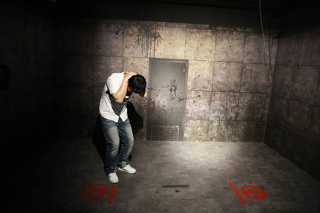 ‘인형의 방’ 게임을 하고 있는 만기(가명). 김선식 기자