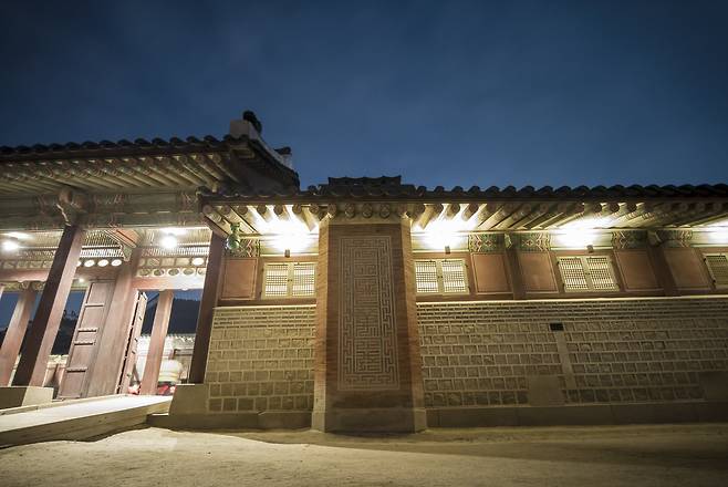 강녕전 굴뚝과 교태전 담장