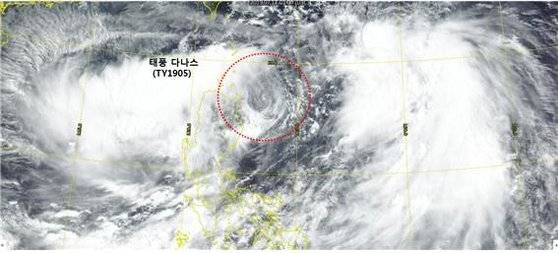 지난 17일 천리안 2A 위성으로 본 태풍 다나스의 모습. 빨간 원 안에 태풍의 눈이 관찰된다.[사진 기상청]