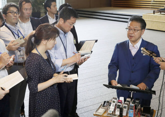 세코 히로시게 경제산업상이 지난 16일 총리 관저에서 열린 각의 후 기자회견을 하고 있다. 도쿄/AP연합뉴스