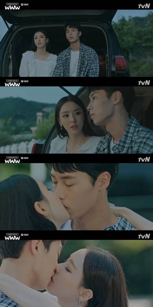 ‘검색어를 입력하세요 WWW’ 이다희♥이재욱이 굿바이 키스를 나눴다. 사진=‘검색어를 입력하세요 WWW’ 방송캡처
