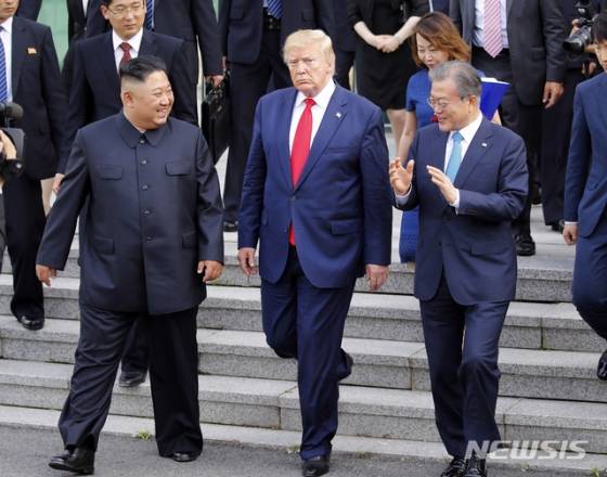 【판문점=뉴시스】박진희 기자 = 김정은 북한 국무위원장과 도날드 트럼프 미국 대통령이 30일 판문점 공동경비구역(JSA) 자유의 집에서 회동을 마치고 나오고 있다. 오른쪽은 문재인 대통령. 2019.06.30.   pak7130@newsis.com