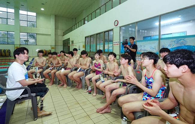 김세진 전 장애인 수영국가대표 선수가 후배들을 상대로 인생조언을 해주고 있다. [삼성전자 제공]