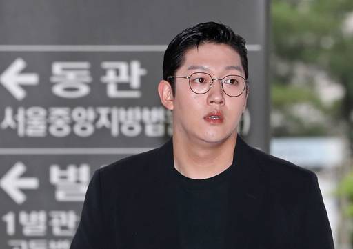 가수 구하라를 폭행하고 성관계 동영상을 유포하겠다고 협박한 혐의를 받는 전 남자친구 최종범씨가 25일 서울 서초구 서울중앙지방법원에서 열린 결심공판에 출석하기 위해 법정으로 향하고 있다. 연합뉴스
