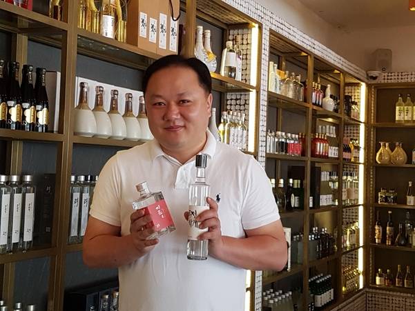 백곰막걸리 이승훈 대표가 명동점에서 사진 촬영에 응하고 있다. 순한 백곰을 빼닮았다. /박순욱 기자