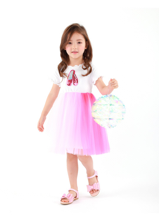 어린이 모델이 오즈키즈 제품을 소개하고 있다.