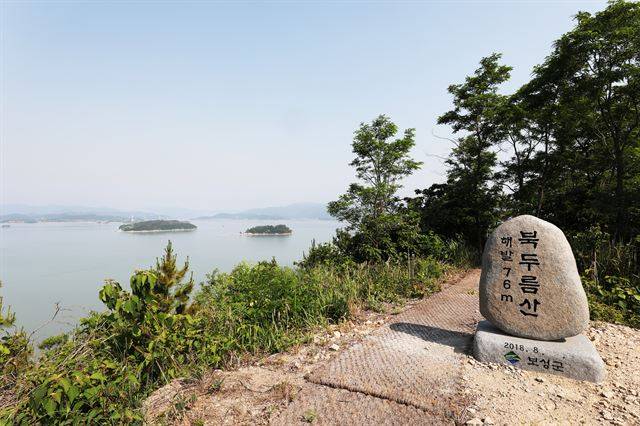 뻘배길 제2코스 북두름산 정상(해발 76m). 잠시 아름다운 바다 풍경에 취한다.