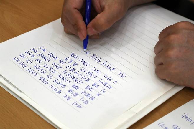 ‘인생수업 : 글씨 콤플렉스 벗어나는 법’ 강연에서 한 참석자가 윤동주 시인의 ‘서시’를 써 보고 있다.  김정근 선임기자 jeongk@kyunghyang.com