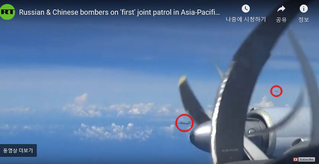 【서울=뉴시스】러시아 국방부가 23일(현지시간) 공개한 자국 TU-95 폭격기의 동해 비행 영상. 멀리 작게 보이는 전투기들( 붉은 색 원)은 한국 공군의 F-15K로 추정된다.  2019.07.26