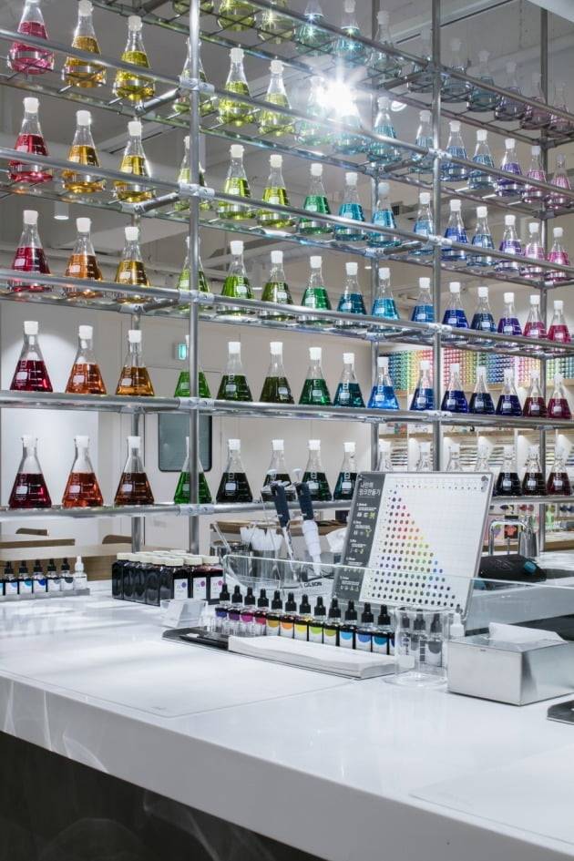 모나미 컨셉스토어, 이곳에서 자신 만의 잉크를 직접 만들어 볼 수 있다.