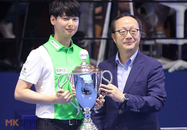 신정주가 우승 트로피를 들고 신한금융투자 정환 부사장과 기념촬영 하고 있다.