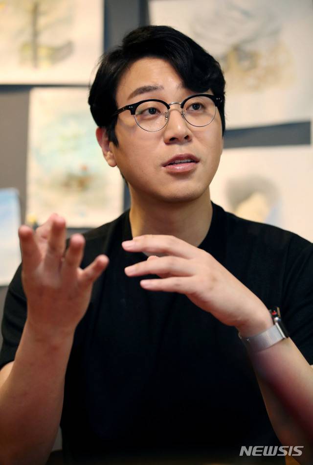 【서울=뉴시스】김진아 기자 = 나응식 수의사가 17일 오후 서울 강남구 한 카페에서 뉴시스와 인터뷰하고 있다.  지승호 인터뷰 전문 작가가 진행했다. 2019.07.27. bluesoda@newsis.com